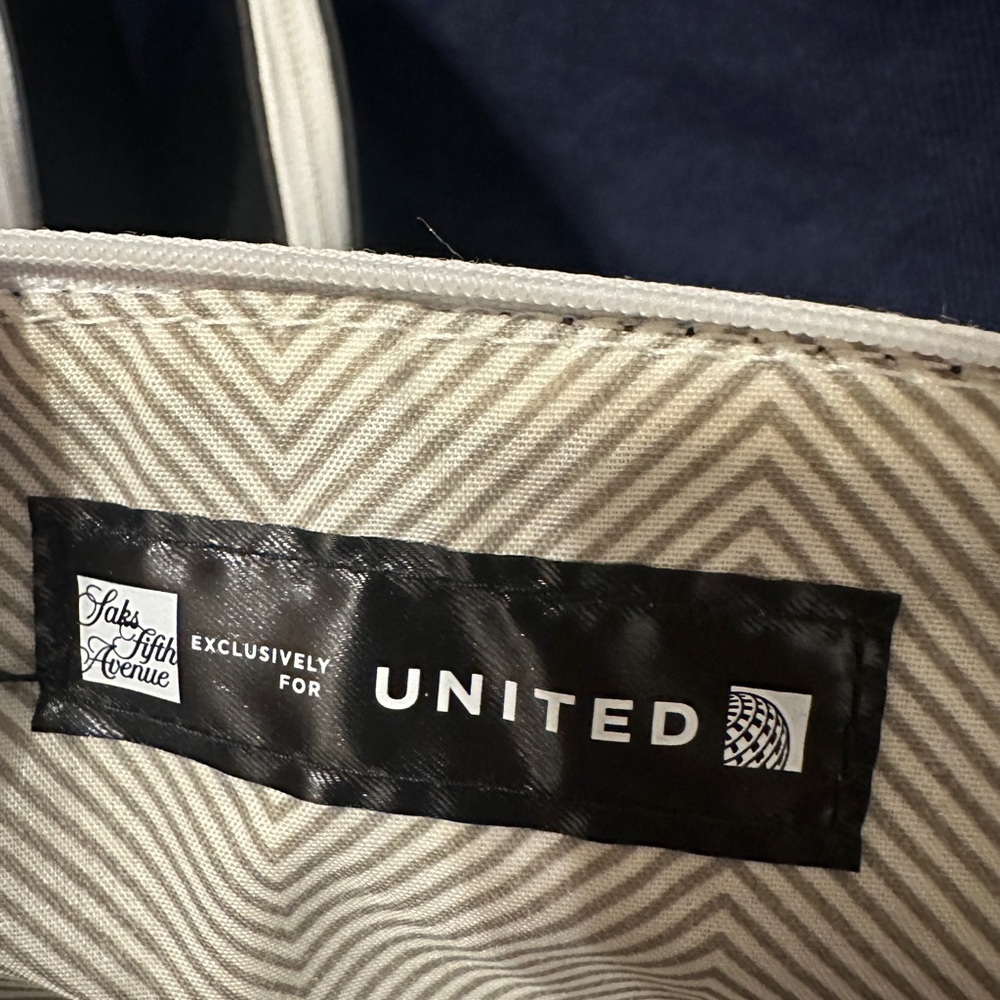 3 UNITED Airlines Travel Kit Pouch in Black with white Trim - Picture 4 of 5